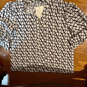 ✨ Chic Black & White Geometric Blouse – Elegant Button Detail – NEW ✨